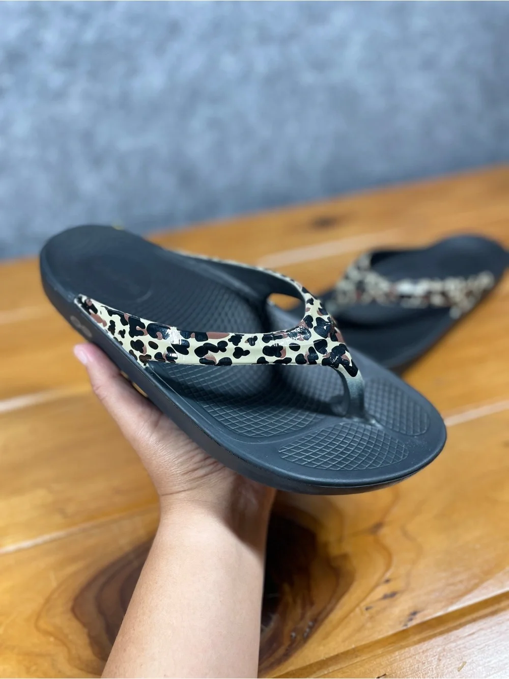 OOFOS OOlala Luxe WOMENS SIZE 8 Leopard Recovery Sandals Black Thong Flip Flops
